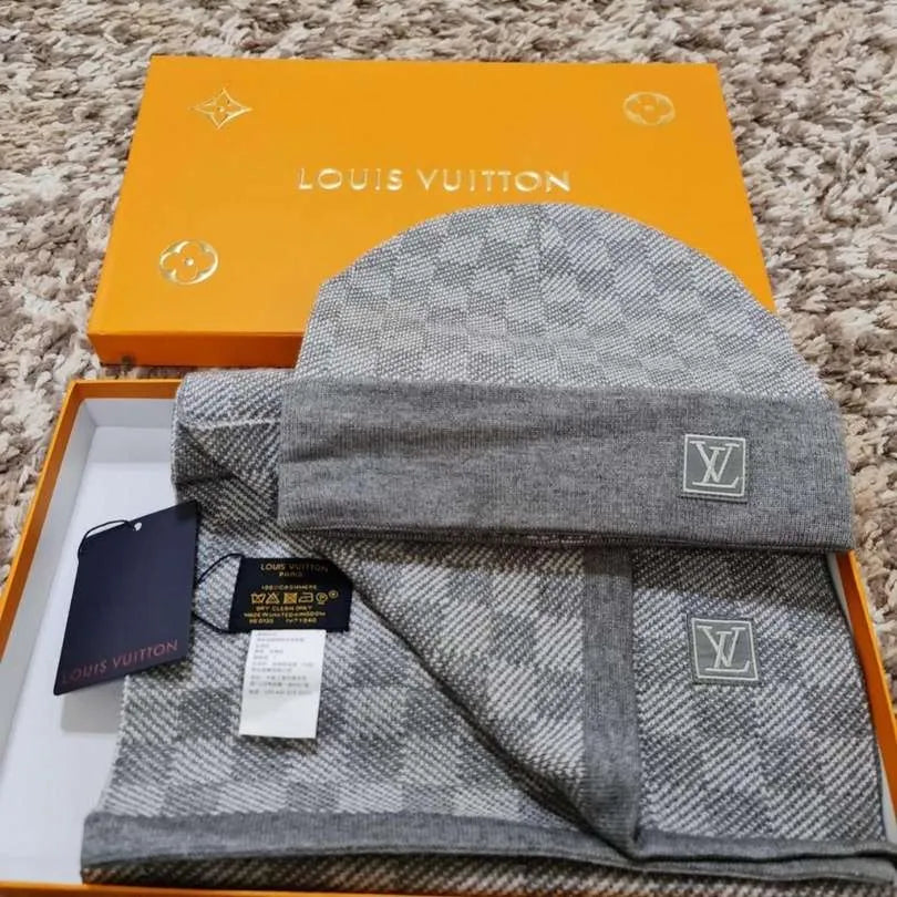 LOUIS VUITTON BEANIE + SCARF LV122